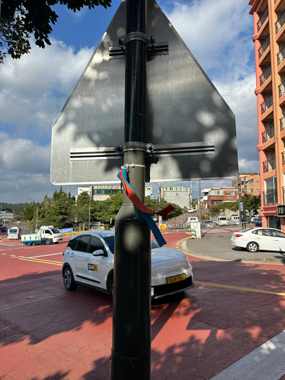 沿路引路的藍橙絲帶