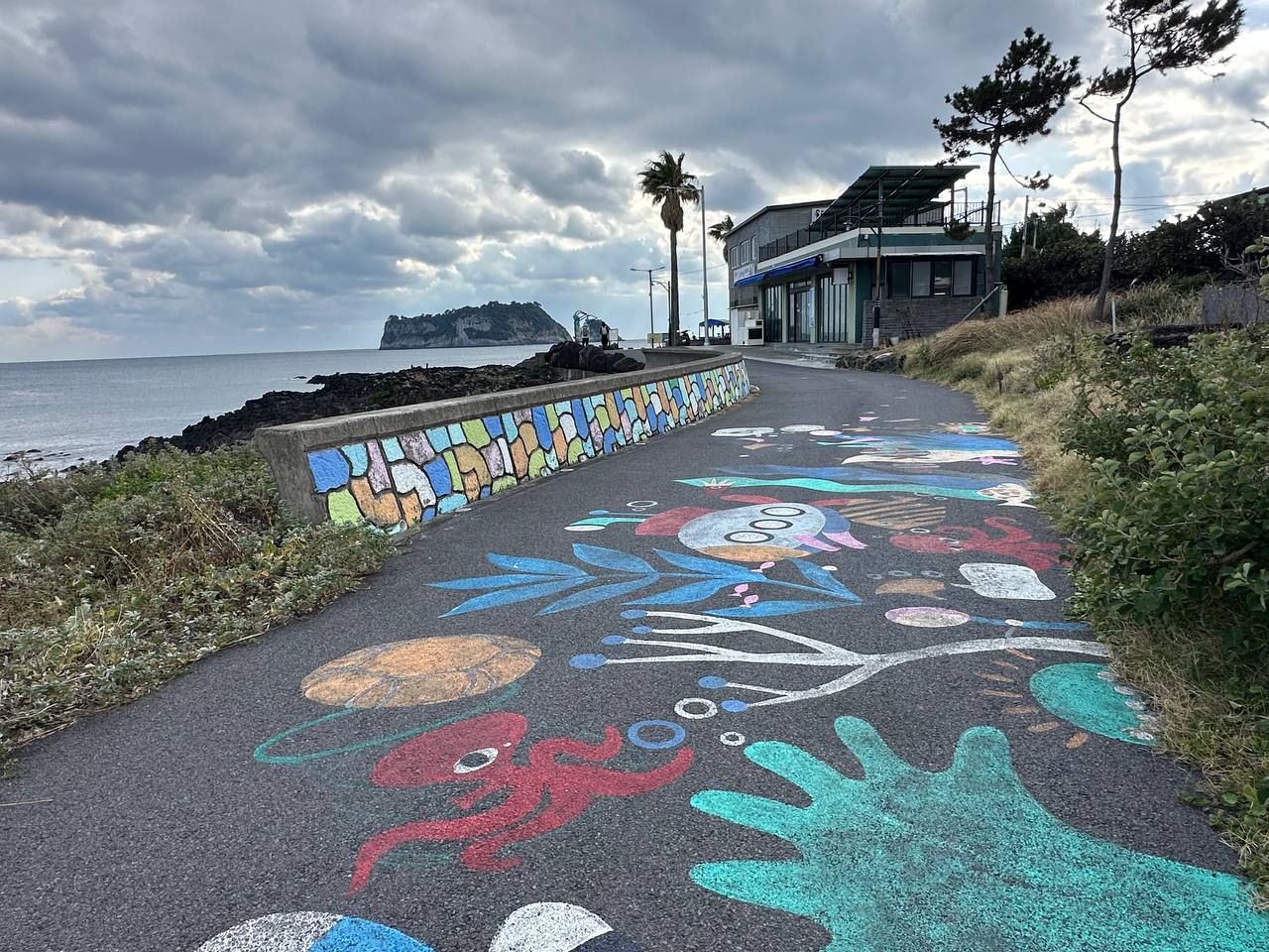 很多塗鴉的海岸