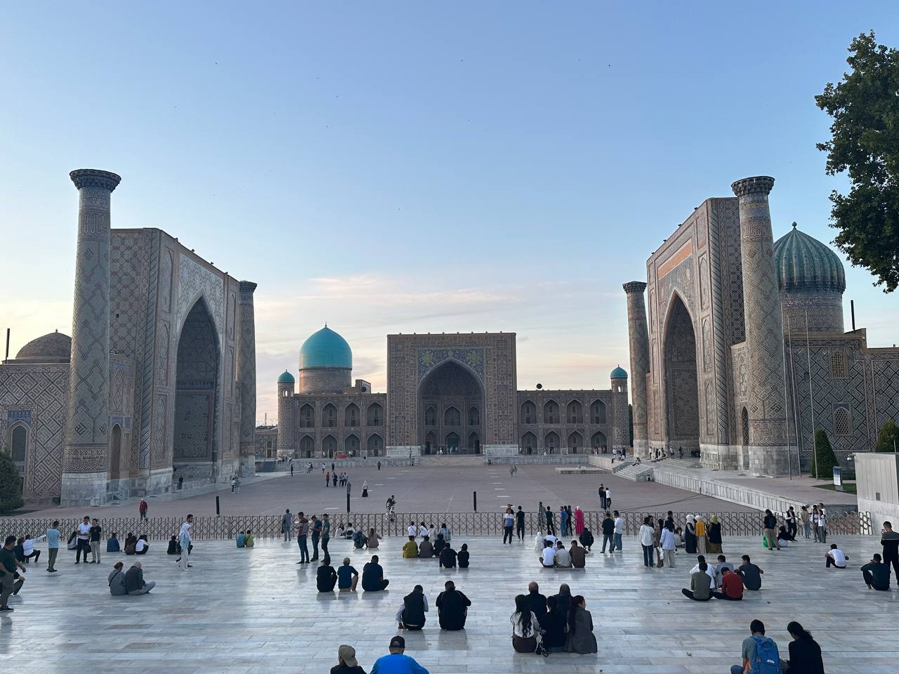 Registan Square 的人流