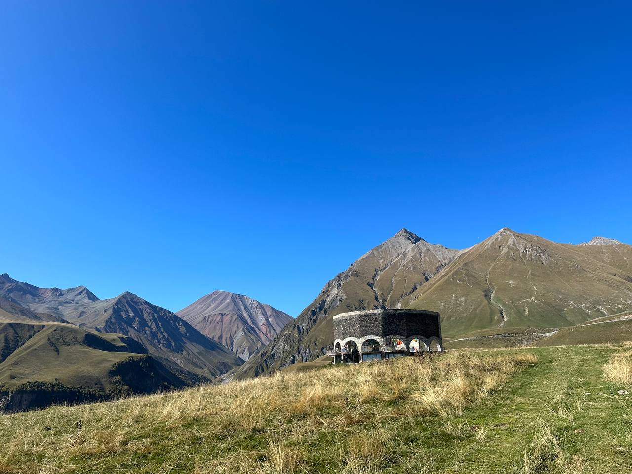 俄羅斯喬治亞友誼紀念碑及山脈全景