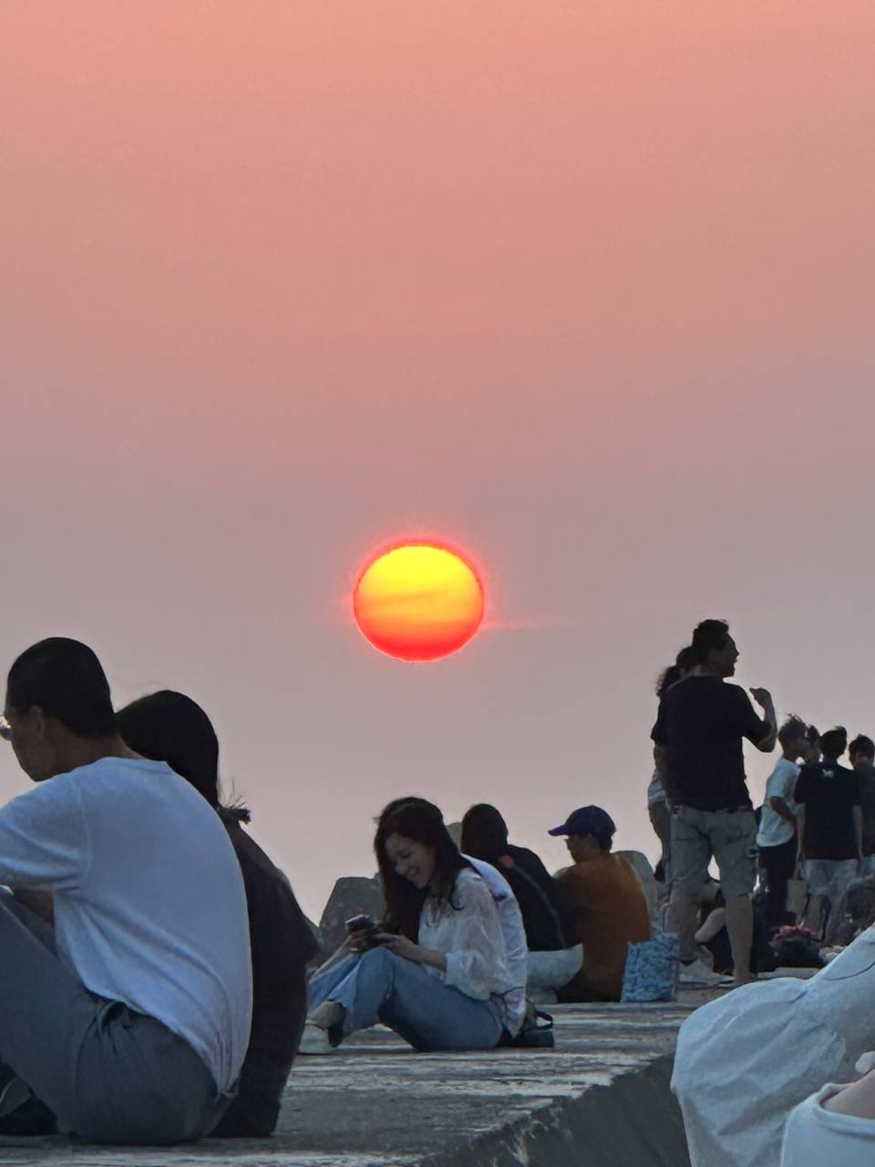 西子灣海灘(假日人多)